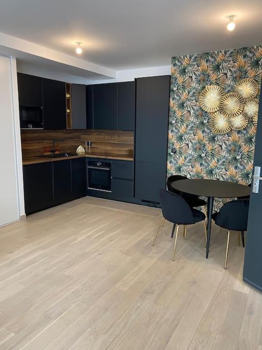 Brand New 1 Bedroom Flat With Parking- 5 Min Paris Pte De Versailles อิซซีเลมูลิโนต์ ภายนอก รูปภาพ